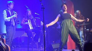Konzert und Kabarett: Gankino Zirkus, die vier Franken aus Dietenhofen, haben diese Bühnenshow zur kultverdächtigen Kunstform erhoben.