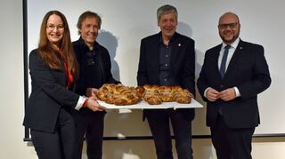 Das Architekturbüro Link übergab symbolisch den Schlüssel an Rektorin Christina Scheuermann und Bürgermeister Meikel Dörr (rechts).