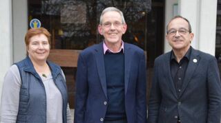 Bei der Stadt Buchen wurde Roland Gremminger (Mitte) nach über 40-jähriger Tätigkeit verabschiedet. Das Bild zeigt ihn zusammen mit Bürgermeister Roland Burger und Carmen Gärtner vom Personalrat.