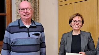 Ehrung beim Werbacher Kirchenchor: Das Bild zeigt (von links) den Vorsitzenden Fritz Wohlfarth, Anne-Katrin Kuhn, die dem Chor seit 25 Jahren angehört, und Pfarrer Arul Arockiasamy.