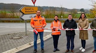 Ein weiterer Mosaikstein für ein überall intaktes Straßennetz im Main-Tauber-Kreis ist mit der Sanierung der K 2877 beim Seehof gesetzt. Den Abschnitt eröffnet haben (von links) Marco Greulich, Bauleiter der Firma Trend Bau, Hanna Kuznetsova, Bauingenieurin beim Straßenbauamt, Landrat Christoph Schauder, Bürgermeisterin Heidrun Beck, Ralf Stegmeier, Geschäftsführer Trend Bau, sowie Markus Metz, Leiter des Straßenbauamts.