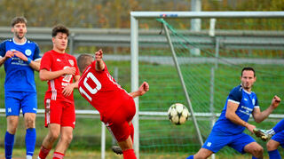 Der Ball wollte einfach nicht ins Tor: Weder Tauberbischofsheim noch dem FV Lauda (blaue Trikots) gelang der Siegtreffer.