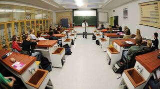 Das Archivbild zeigt Chemieunterricht in einem Gymnasium im Jahr 2008.
