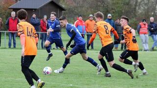 Da schaute Amrichshausen nur zu: Die SGM Markelsheim/Elpersheim (blaue Trikots) gewann deutlich mit 6:2.