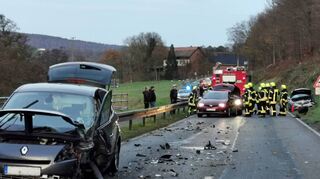 Ein aus Richtung Tremhof kommender schwarzer Renault stieß am Sonntagnachmittag mit einem aus Freudenberg herannahenden silbernen Opel Vectra zusammen. Alle Insassen der beiden Pkw wurden verletzt – der Fahrer des silbernen Vectra so schwer, dass er in eine Würzburger Klinik geflogen werden musste.