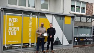 Fabian Naglo (rechts) eröffnet seine Werbeagentur im Beisein von Bürgermeister Meikel Dörr in der Adolf-Kolping-Straße. Er hat sich zur Aufgabe gemacht, Unternehmen bei ihrem Auftritt im Internet zu unterstützen.