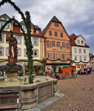 Das ehemalige „Burger“-Haus am Markt-platz (im Hintergrund).