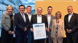 Zu 50 Jahre Pfeuffer GmbH gratulierten (von links) Nina Warken MdB, Professor. Dr. Wolfgang Reinhart MdL, Ralf Schnörr, Hauptgeschäftsführer der Handwerkskammer Heilbronn-Franken und Bürgermeister Joachim Markert (rechts) den Jubilaren Thomas Pfeuffer, Tobias Pfeuffer und Hiltrud Pfeuffer.