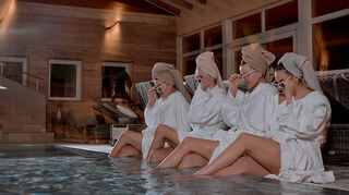 Genuss im Mana Lisa: Bio-Sauna, Dampfbad und Hallenbad, perfekt kombinierbar mit Beautybehandlungen oder Massagen.