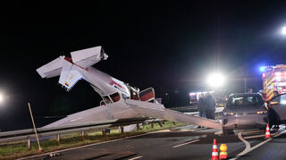 Unmittelbar vor dem örtlichen Flugplatz in Hettstadt (Landkreis Würzburg) ist am Montag ein Kleinflugzeug abgestürzt (Bild). Mittlerweile gibt es erste Hinweise zur Ursache, so die Polizei.