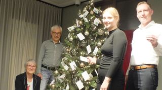 Am „Weihnachtswünschebaum“ in der Sparkasse Wertheim hängen viele Wunschkärtchen. Darüber freuen sich (von links) Martina und Peter Hoffmann von der Hoffmann-Stiftung und Paten der Aktion, Linda Haberkorn vom Diakonischen Werk sowie Koordination der Tafel sowie Martin Scheurich, Filialbereichsleiter der Sparkasse Tauberfranken.
