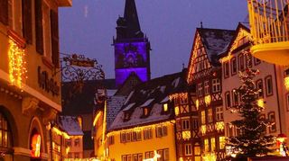 Besondere Atmosphäre in der Stadt: Der Wertheimer Weihnachtsmarkt findet an den vier Adventswochenenden freitags bis sonntags jeweils von 12 bis 20 Uhr statt. Offizielle Eröffnung ist am Freitag, 29. November, um 17 Uhr auf der Marktplatzbühne.