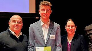 Bestenehrung der IHK: Das Bild zeigt (von rechts) Ausbilder Robert Goldschmidt, IHK-Präsidentin Kirsten Kirschmann, Landessieger Robin Kettner und Stefan Lenz, Geschäftsleitung der Firma Lenz Laborglas.