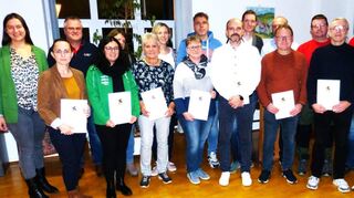 Sozialfonds Windkraft: 16 Förderbescheide konnte Bürgermeisterin Heidrun Beck (links) am Montag im Glasbau des Rathauses an die Vereinsvertreter, Ortsvorsteherinnen und Ortsvorsteher übergeben. Mit dem ausgeschütteten Betrag aus dem Sozialfonds Windkraft von rund 29 300 Euro, können Einzelprojekte mit einem Gesamtinvestitionsvolumen von rund 91 500 Euro finanziert werden. An Eigenmitteln bringen die Vereine und Organisationen beachtliche 62 260 Euro auf.