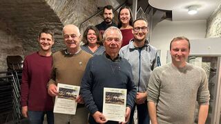 Manfred Blesch (Zweiter von links) und Alfred Dittrich (Mitte) wurden für langjährige Mitgliedschaft beim Uiffinger Obst- und Gartenbauverein geehrt.