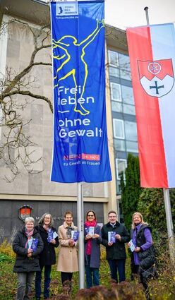 Die Fahne mit der Aufschrift „Frei leben, keine Gewalt“.