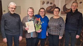 Wahlen und Ehrungen beim Külsheimer Kirchenchor: Das Bild zeigt (von links) den stellvertretenden Vorsitzenden Gerald Soden, Schriftführerin Ingrid Blatz, die dem Chor seit 25 Jahren angehört, die neue Kassiererin Felizitas Kreutz, Vorsitzende Brigitte Zorn und Chorleiter Achim Klein.