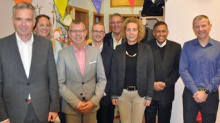 Bürgermeister Marco Eckl (von links), die neue Kindergartenleiterin Carina Schleier, Klaus Muth (Verrechnungsstelle in Obrigheim), Kindergartengeschäftsführer Björn Mittmesser, Stiftungsrat Thomas Frauenschuh, Pia Leide, Pater Lobo sowie Markus Polzer, Rittersbachs Ortsvorsteher.