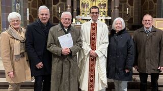 Ehrungen gab es anlässlich der Cäcilienfeier des Kirchenchores St. Alban in Hardheim. Das Bild zeigt (von links): 2. Vorsitzende Ursula Götz, Thomas Weimert (40 Jahre dabei), Robert Ries (65 Jahre Kirchenchorsänger), Pfarrer Christian Wolff, Gabriele Leiblein und Harald Munk (beide zehn Jahre dabei) sowie Dirigentin Jutta Biller.