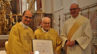 Ehrenmitglied beim Caritasverband: Willi Schnurr (Mitte) mit Michael Baumann (rechts) und Pfarrer Ralph Walterspacher.