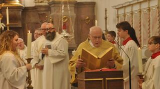 Als Diakon beim Dienst in der Liturgie: Willi Schnurr verkündet das Evangelium.