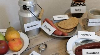 Anschauliche Beispiele im Jenisch-Museum in Schillingsfürst verdeutlichen, wie Lebensmittel, Besteck und Milchkanne auf jenisch heißen.