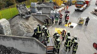 Übungsszenario Technische Hilfeleistung: Eine eingeklemmte Person wird schonend aus einem zerstörten Pkw gerettet.