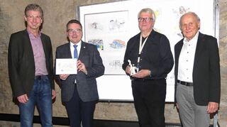 Bürgermeister Frank Menikheim (links), Landrat Christoph Schauder (Zweiter von links) und der Vorsitzende der Bürgerstiftung Manfred Schaffert (rechts), würdigten das künstlerische Können und das soziale Engagement von Professor Gottfried Müller, dem „Kritzler von Igersheim“.