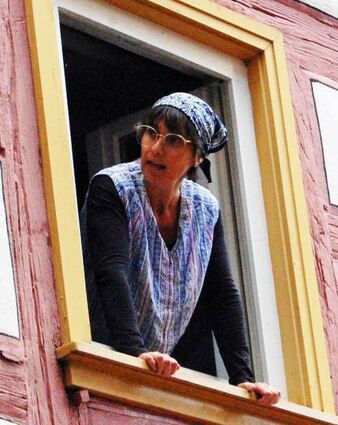 Der Theaterverein Reinsbronner Bühnenzinnober unterhält am Sonntag, 1. Dezember, im Romschloss-Hof mit „Fenstergesprächen“.