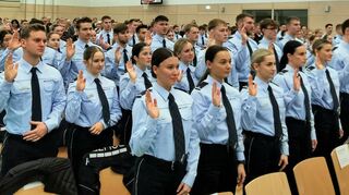 125 Polizeianwärter wurden am Mittwochnachmittag in der Halle der Polizeihochschule in Wertheim auf dem Reinhardshof vereidigt.