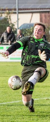 Keinen angenehmen Tag erlebte Großrinderfelds Keeper Felix Wörner sowie das gesamte TuS-Team am vergangenen Sonntag in Gommersdorf. Gleich zehn Mal musste der Schlussmann den Ball aus dem Netz holen.
