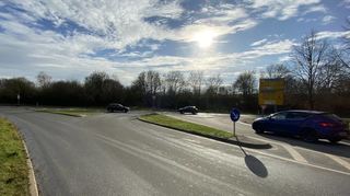 Anstelle der Kreuzung soll bis Juni 2026 ein neuer Kreisverkehr in Walldürn gebaut werden.