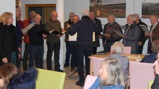 Der Gesangverein Liederkranz Königheim bereicherte das Lichertfest im Pflegeheim St. Josef mit einem kleinen Konzert, in dem beliebte Volkslieder im Mittelpunkt standen.