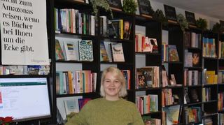 Nach überstandener Krankheit startete mit viel Elan und zahlreichen Neuerungen die neue Inhaberin des übernommenen Buchladens „Buch & Papier“ Rebekka Hoge in der Hauptstraße 30 (Nähe Gänsturm) am Mittwoch.