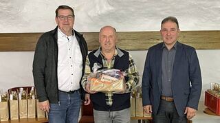 Pro Care-Geschäftsführer Udo Schlachter (links) und Vorsitzender Achim Mattern (rechts) verabschiedeten Helmut Preininger.
