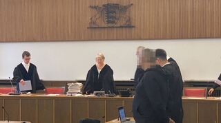 Einen ungewöhnlichen Verlauf nimmt der Prozess gegen einen Buchener, der wegen dreifacher Vergewaltigung und Körperverletzung angeklagt ist.