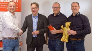 Über die Gründung der Meister Brandschutz GmbH & Co. KG freuen sich (von links) Michael Oleynik, Wirtschaftsförderer Jürgen Strahlheim, Alexander Schneider und Ralph Bystricky.