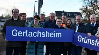 Spitze bei der Modernisierungsmaßnahme der Bahnhöfe in Gerlachsheim und Grünsfeld: Über die offizielle Inbetriebnahme freuen sich (vorne von links) Dr. Lukas Braun (Bürgermeister Lauda-Königshofen), Ulrike Ludewig (Leiterin Portfolio Lärmsanierung DB InfraGO AG), Landrat Christoph Schauder, Michael Groh (Leiter Regionalbereich Südwest Personenbahnhöfe DB InfraGO AG), Joachim Markert (Bürgermeister Grünsfeld), Verkehrsminister Winfried Hermann sowie MdB Nina Warken.