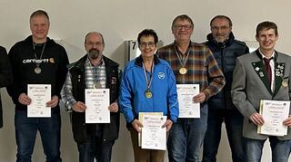 Die erfolgreichen Schützen vor der neuen elektronischen Anlage (von links): Benedikt Beuchert, Rudolf Weihbrecht, Dieter Weissinger, André Schmitt, Werner Häfner, Edith Ruttmar, Emil Schmitt, Walter Bechold, Tobias Beuchert. Es fehlten Bertold Farrenkopf und Michael Ruttmar.