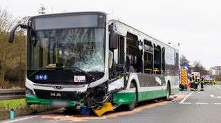 Zu einem tödlichen Verkehrsunfall ist es am Freitag auf der B8 bei Kitzingen gekommen. Ein Pkw kollidierte frontal mit einem Linienbus (Bild). Eine junge Frau kam dabei ums Leben. Mehrere Kinder wurden verletzt.