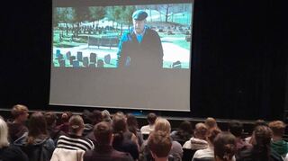 Da das Generationenthema bestens zum unter sozial-karitativen Gesichtspunkten stehenden „Compassion-Praktikum“ der 10. Klasse passt und Filme rund um das Thema „Alter“ alljährlich im Mittelpunkt des Filmfestivals der Generationen stehen, waren die Schüler der Stufe 10 zu Besuch in der Stadthalle.