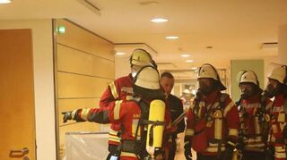 Durch Signal des Rauchmelders alarmiert: Die Feuerwehr verschaffte sich Zugang zu dem verrauchten Patientenzimmer.