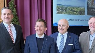 Geschäftsführer Dr. Jochen Damm, Verbandsvorsitzender Stefan Neumann sowie dessen beiden Stellvertreter Udo Glatthaar und Jürgen Kiesl begrüßen den Ravensteiner Bürgermeister Ralf Killian (Zweiter von rechts).