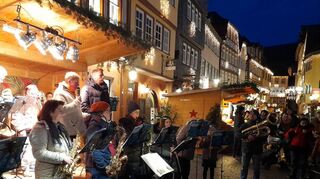 Offiziell eröffnet wurde am Freitagabend der Weihnachtsmarkt in Wertheim. Für die musikalische Umrahmung des Ganzen sorgte das Jugendblasorchester der Musikschule Wertheim.