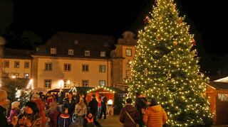 Die bunt erleuchteten Buden auf dem Schlossplatz strahlten um die Wette mit den Besuchern, die sich zwischen Rathaus, Erftalhalle und „Erftaldom“ St. Alban aufhielten.