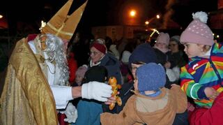 Für Jung und Alt was so einiges geboten beim Weihnachtsmarkt in Hardheim. An zahlreichen erleuchteten Buden gab es ein buntes Angebot. Und neben dem Nikolausbesuch war auch für Musik gesorgt.