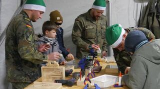 Stets gut frequentiert war der Stand der SOCC-Kompanie der Bundeswehr, an dem „Basteln mit Holz“ angeboten wurde.