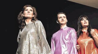 Glamourös – Familie Berlinghaus (v. li.): Jessica Higgins (Norbert ), David Smith (Mascha ), Sarah Zastrau (Anna)