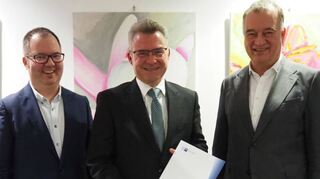 Dr. Andreas Hildenbrand und Landrat Dr. Brötel mit der Kooperationsvereinbarung zum Innenstadtberater-Projekt sowie Dr. Axel Nitschke.