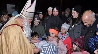Auch der Nikolaus machte Station am Grünsfelder Adventsmarkt.